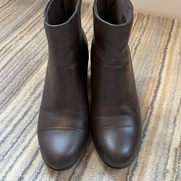 Like new Clarks Collection “cushion soft” bootie - Picture 2 of 5